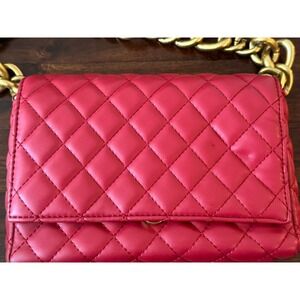 Red Purse Puffy Quilted Pattern with Gold Tone Chain 9" X 6" X 2"‎